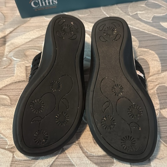 Cliffs by WHITE MOUNTAIN Black Suede  Floral Sandals - Picture 4 of 5